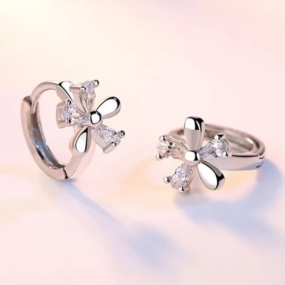 🌟 Silver Flower Huggie Hoop Earrings - Picture 2 of 5